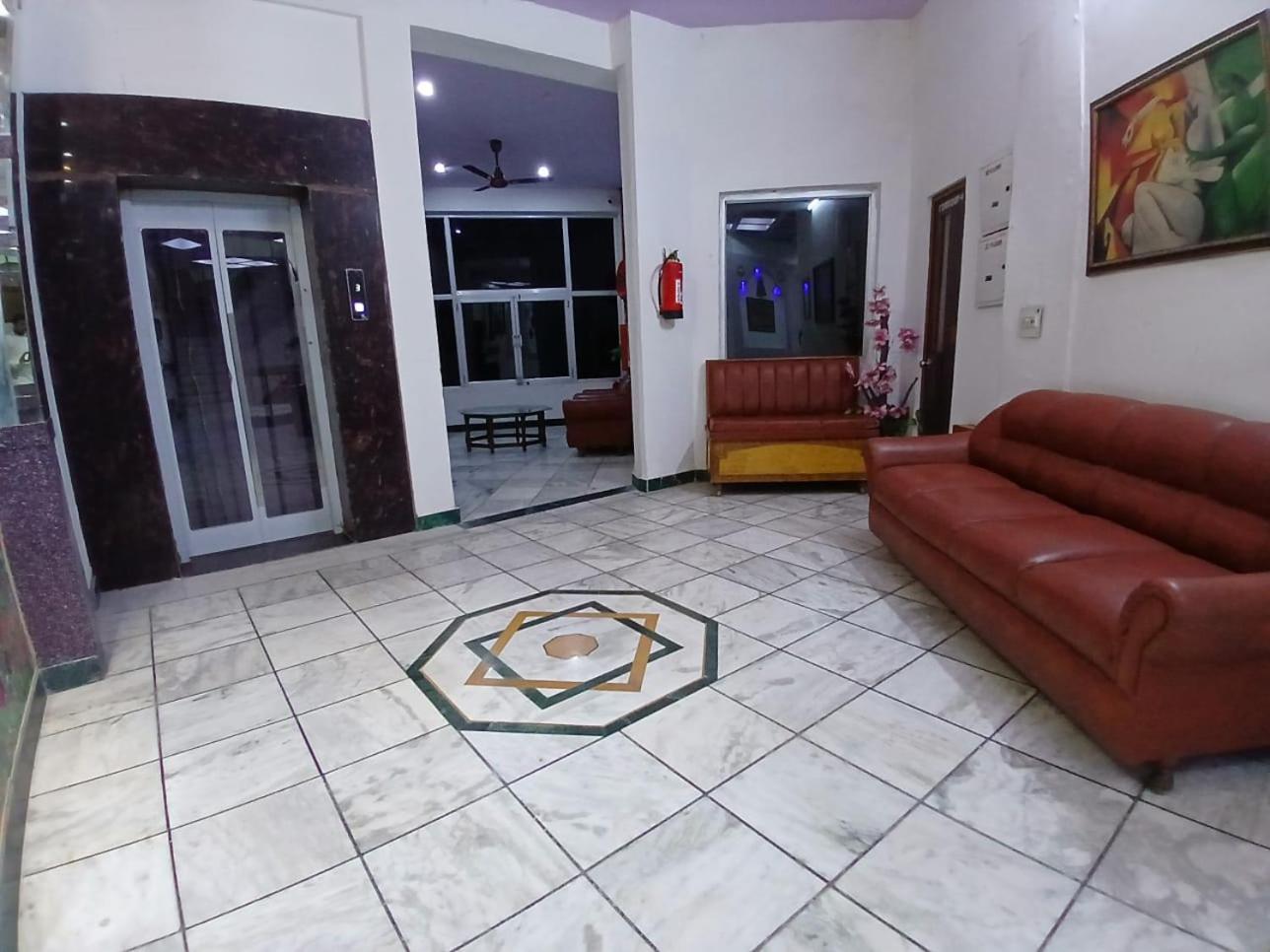 Taj Plaza, Vip Road, Hotel 3*