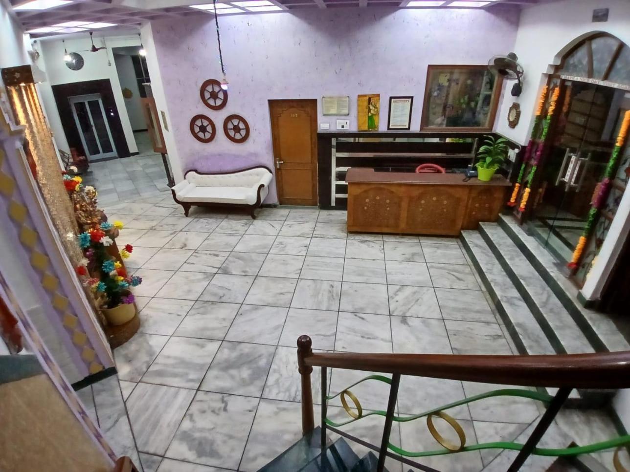 Taj Plaza, Vip Road,