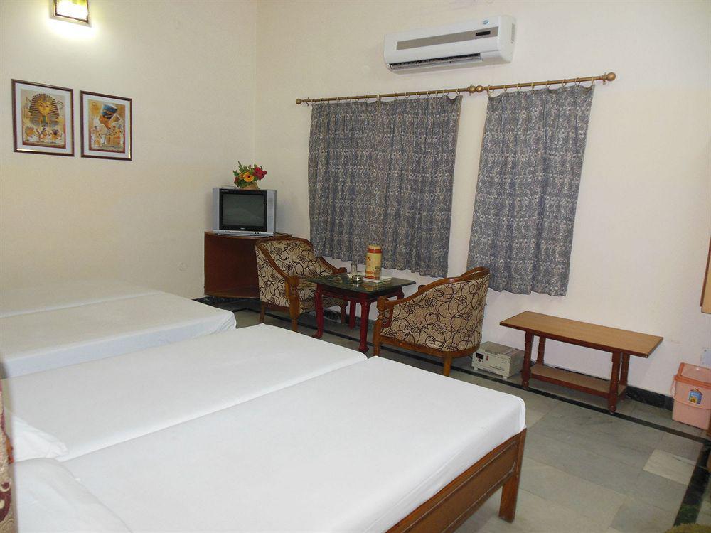Taj Plaza, Vip Road, Hotel